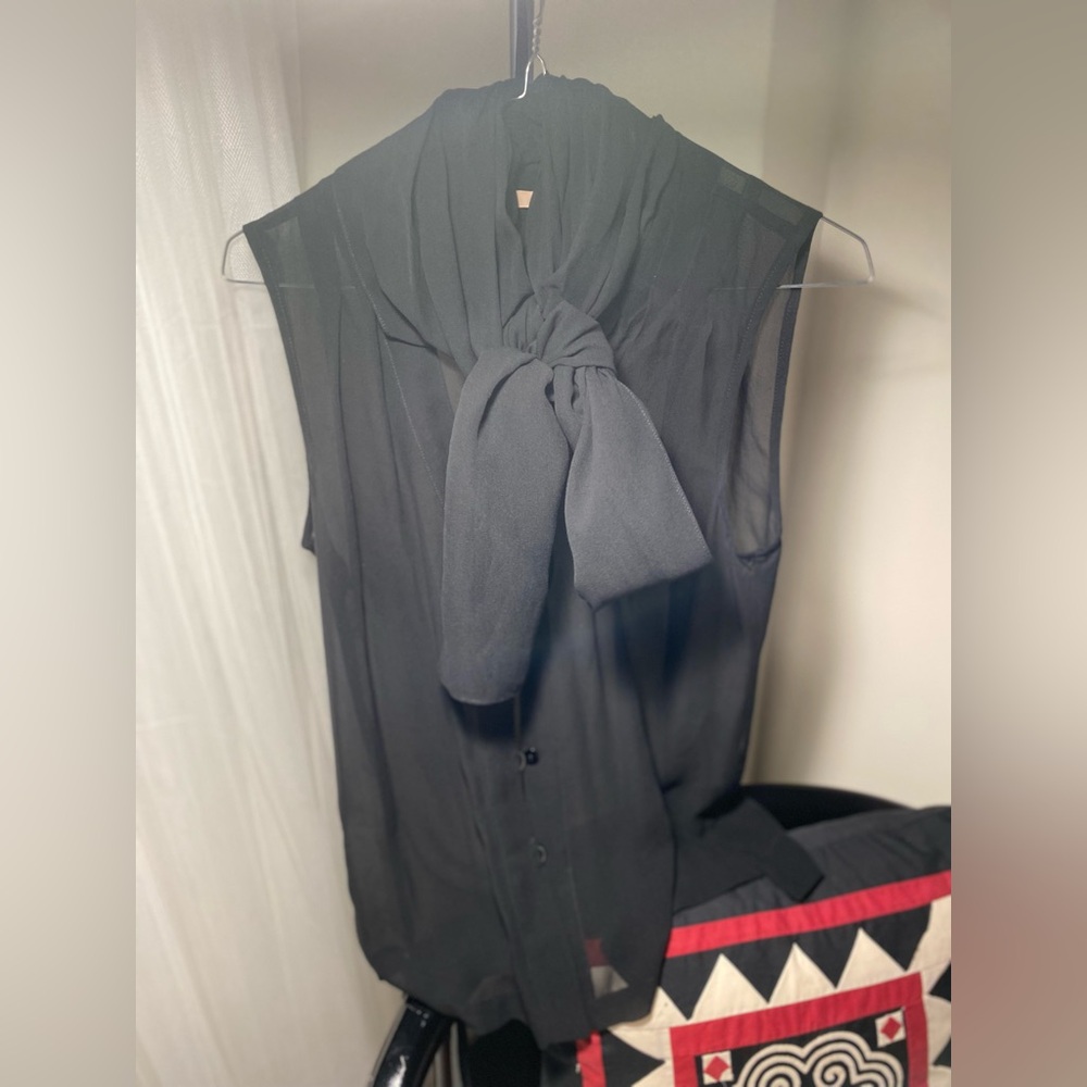 Silk top w button and collar bow